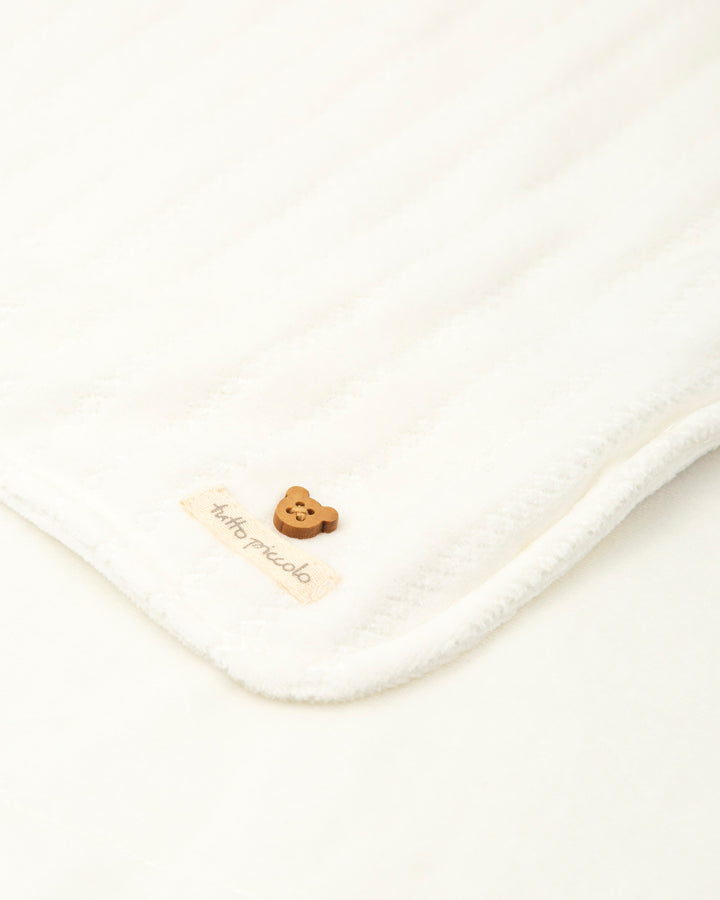 WHITE BLANKET NEWBORN